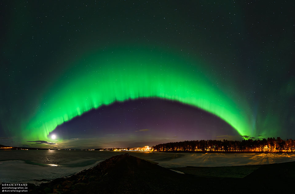 Über dem See Storsjön in der Nähe von Östersund in Schweden war 2016 ein sehr helles Polarlicht zu sehen.