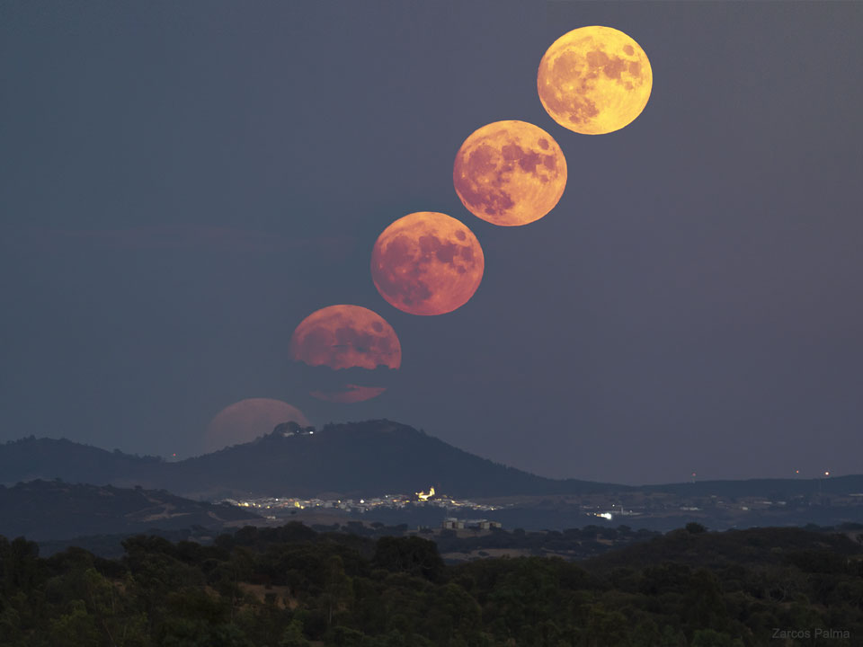 Der volle Maismond geht in Portugal auf, doch die Lichter des Dorfes Puebla de Guzmán am Horizont liegen in Spanien.