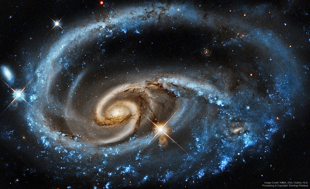 Die Galaxie UGC 1810 ist zusammen mit ihrer Kollisionspartnerin als Arp 273 bekannt. Um gelbe Spiralarme der inneren Galaxie windet sich ein riesiger blauer Ring aus Sternhaufen, die bei der Begegnung entstanden sind.