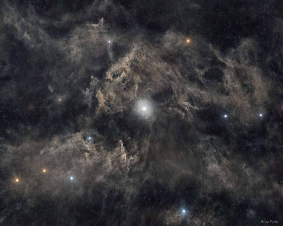 Der Cepheid Polaris mit dem intergalaktischen Flussnebel ist am Himmel der Nordstern oder Polarstern.