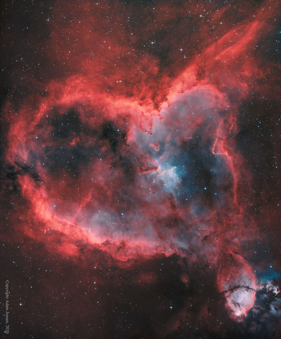Der rot leuchtende Herznebel IC 1805 und der offene Sternhaufen Melotte 15 befinden sich im Sternbild Kassiopeia.