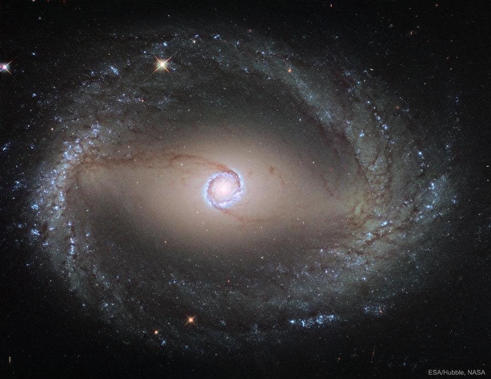 Der Kernring um das Galaxienzentrum von NGC 1512 im Sternbild Pendeluhr ist hier detailreich gezeigt. Weiter außen verläuft ein breiterer Ring mit Sternhaufen und dunklen Staubbahnen.