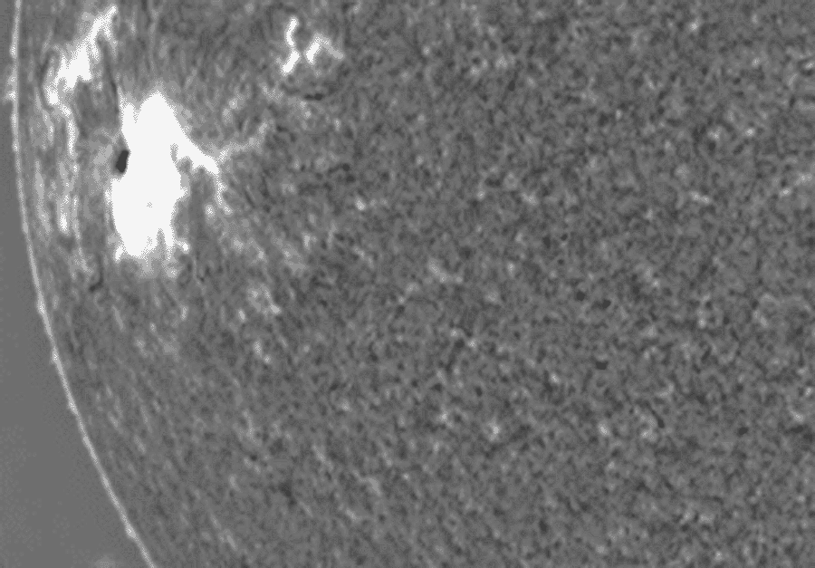 Diese tsunami-ähnliche Stoßwelle auf der Sonne, die von der Aktiven Region AR 10930 ausging, ist als Moreton-Welle bekannt.
