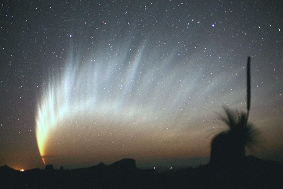 Über den ganzen dunklen Himmel fächert sich der gefiederte Schweif des Kometen McNaught auf. Es war der große Komet des Jahres 2007.