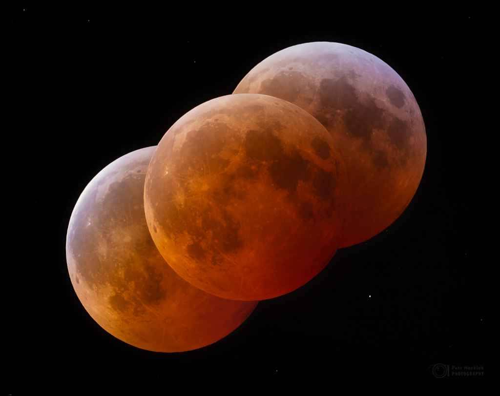 Drei Abbildungen des Mondes zeigen die Andeutung des Erdschattens. Der Mond wandert durch den Kernschatten. Rechts unten ist der Mittelpunkt, links oben der Rand, daher ist auf dem ersten und dritten Bild ein zarter blauer Schimmer am Mondrand.