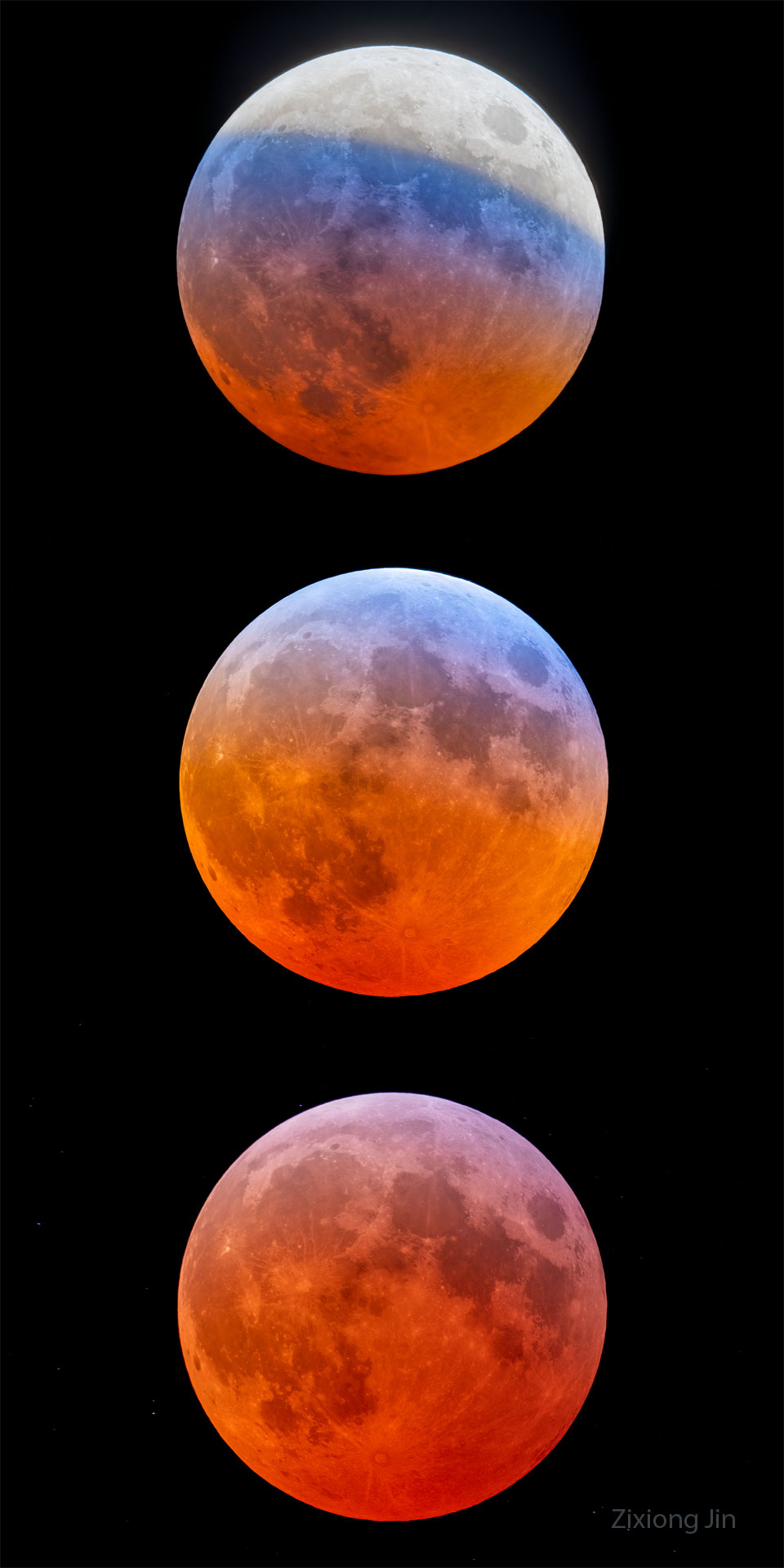 Drei Bilder zeigen die Phasen einer totalen Mondfinsternis. Oben ist der Mond nur teilweise im Mondschatten. Auf dem oberen und dem mittleren Bild ist ein blaues Band erkennbar. Es entsteht dort, wo Sonnenlicht durch die Ozonschicht der Erde dringt und dann auf die Mondoberfläche fällt.