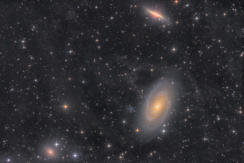 Rechts oben ist die irreguläre Galaxie M82, rechts unten die Spiralgalaxie M81.