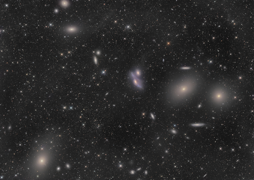 Das Bild ist voller Galaxien, sie befinden sich im Virgio-Galaxienhaufen. Dazwischen sind Sterne im Sternbild Jungfrau verteilt. Besonders markant ist die Markarjansche Kette rechts oben.