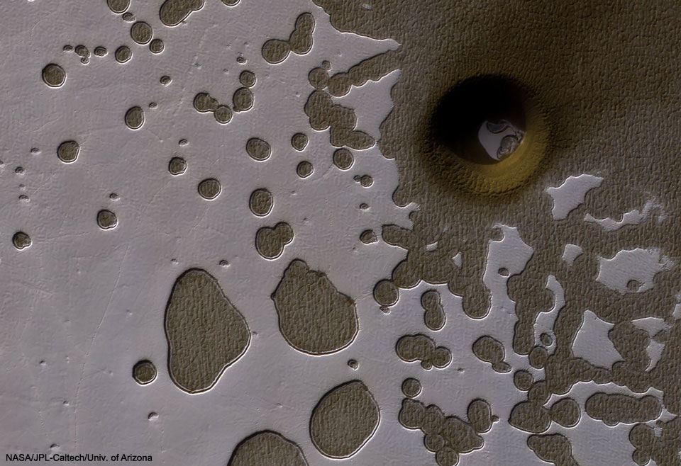 Das Bild wirkt wie der Boden einer Badewanne, die von einem fleckigen, glatten Material überzogen ist. Links oben ist ein Loch, das in eine Höhle führt. Auch darin ist etwas von dem seltsamen Überzug zu sehen.
