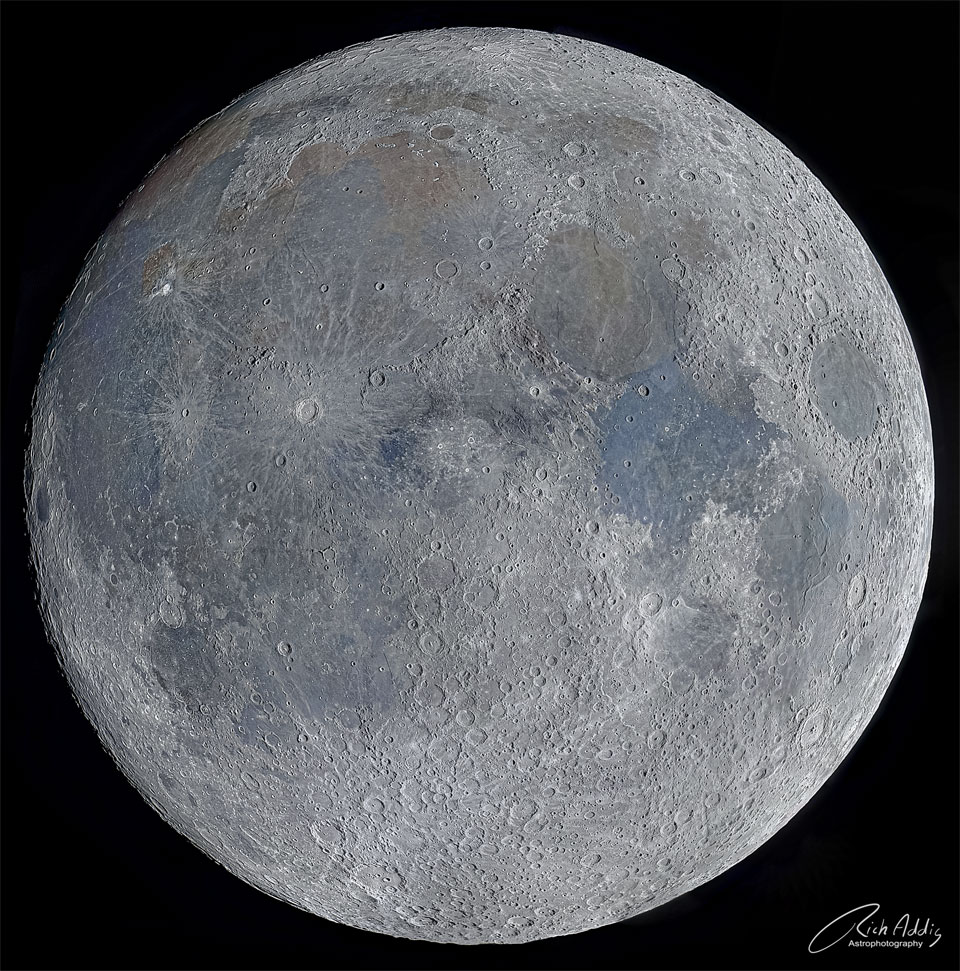 Es ist Vollmond, aber die Oberfläche ist viel detaillierter zu sehen als sonst. Man erkennt viele Krater, dunkle Mondmeere und helle Mondhochländer.