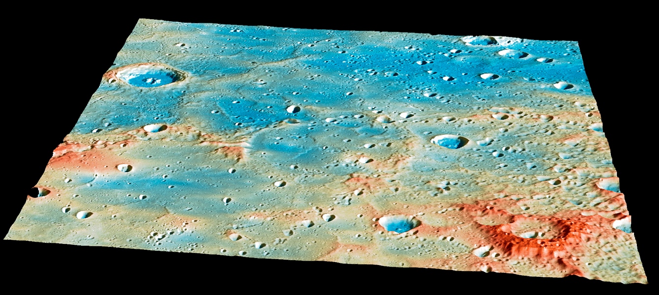 Wir blicken schräg auf einen rechteckigen Ausschnitt der Merkur-Oberfläche. Sie ist rot und blau farbcodiert und zeigt einige Krater. Rote Teile im Bild sind höher als blaue.