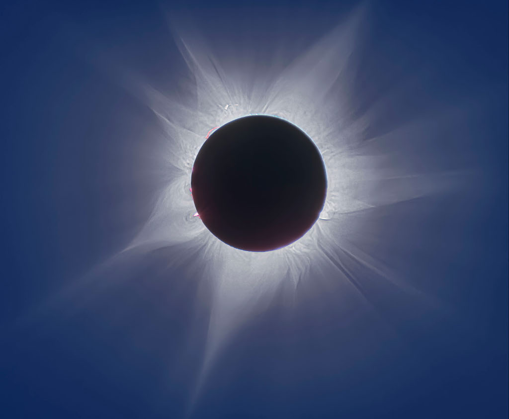 Der Mond ist markant als dunkle runde Silhouette dargestellt. Außen herum leuchtet die strahlenförmige Corona der Sonne. Am Mondrand sind einige rosarote Protuberanzen.