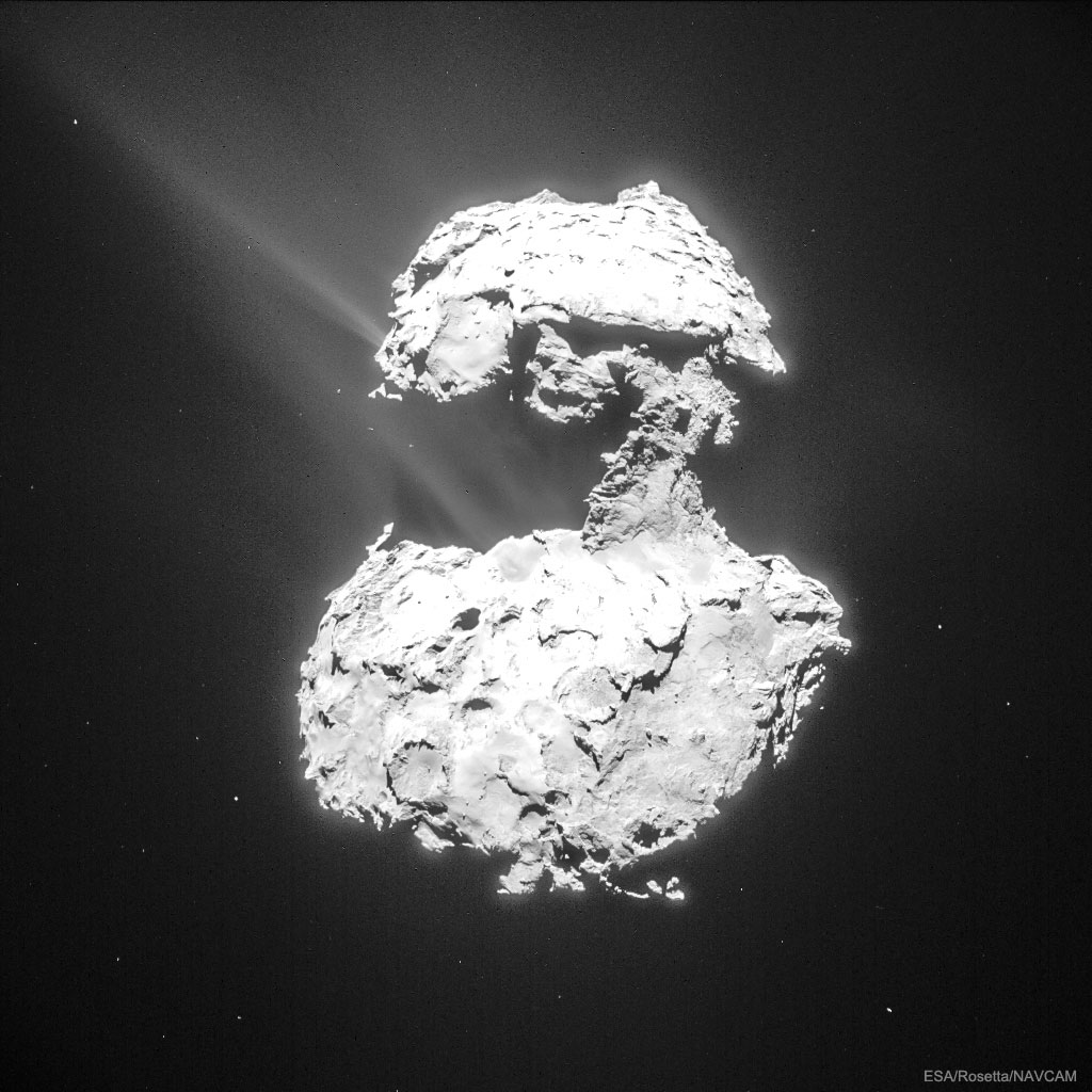 Der dunkle Kern des Kometen Tschurjumow-Gerassimenko leuchtet hier hell in der Sonne. Von seiner Oberfläche steigen Ströme aus Staub und Gas auf. Die Aufnahme stammt von der ESA-Raumsonde Rosetta.