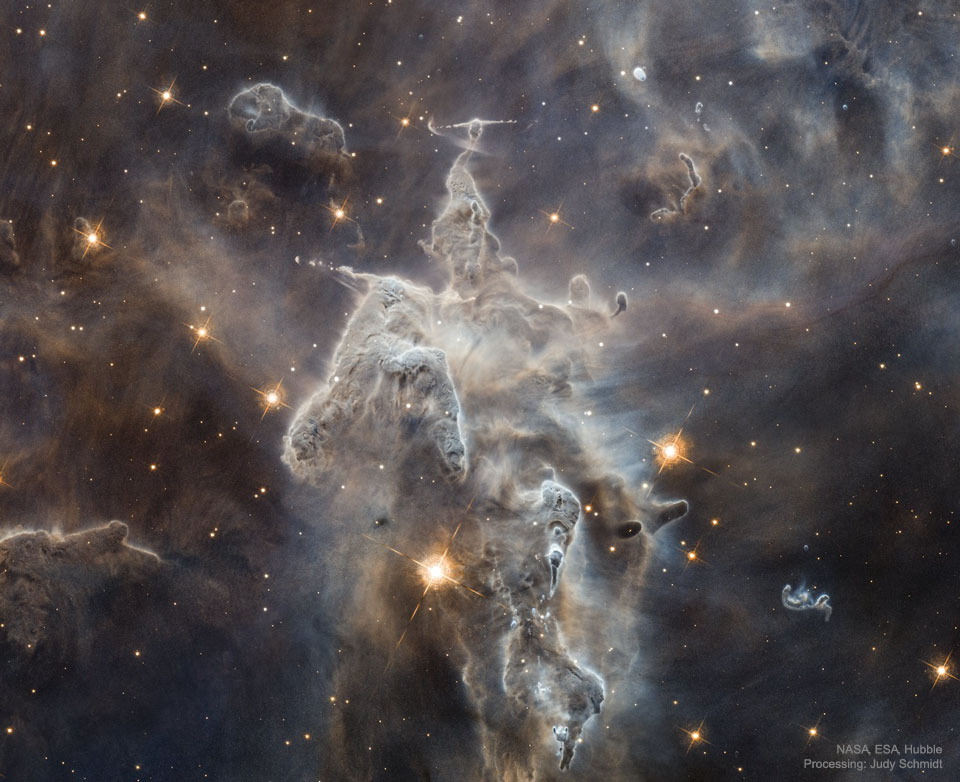 Aus dem Kopf und an mehreren Teilen des Körpers verströmen unsichtbare Sterne Strahlen. Man nennt sie Herbig-Haro-Objekte. Die neuen Sterne zerstören zugleich das Staubmonster, das hier vom Weltraumteleskop Hubble abgebildet wurde.