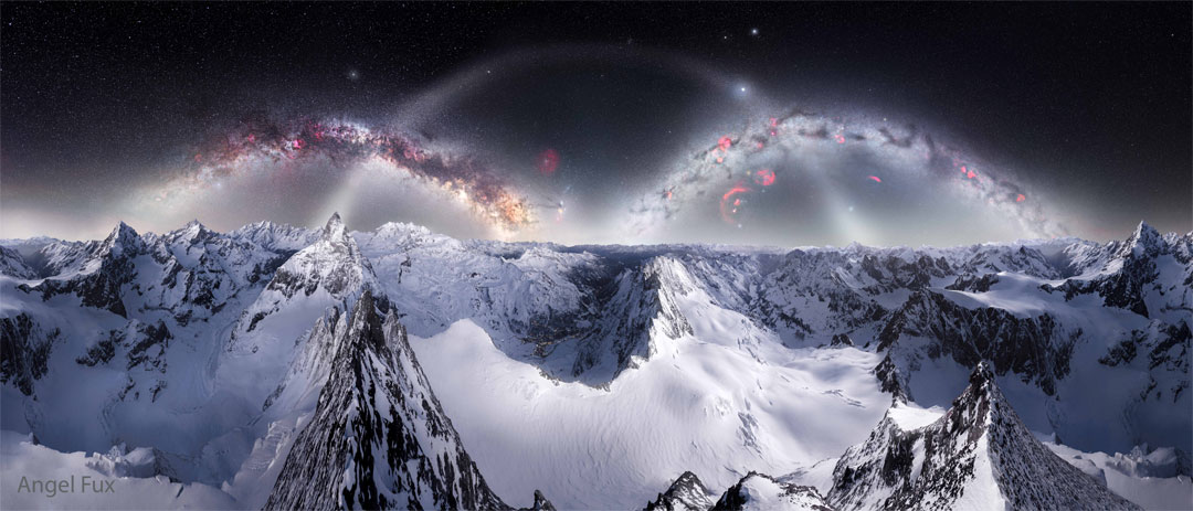 Über den schneebedeckten Bergen leuchtet ein Sternenhimmel. Am Himmel verlaufen drei Bögen: links und rechts die Milchstraße und in der Mitte das Zodiakallicht.