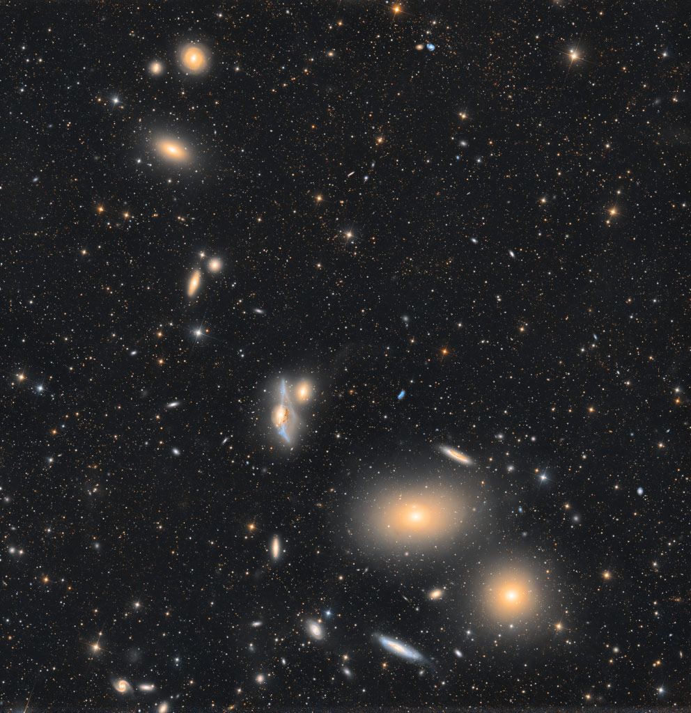 Eine Kette aus Galaxien verläuft diagonal durchs Bild - von rechts unten nach links oben. Sie wird Markarjans Kette genannt, zu der auch Markarjans Augen gehört.