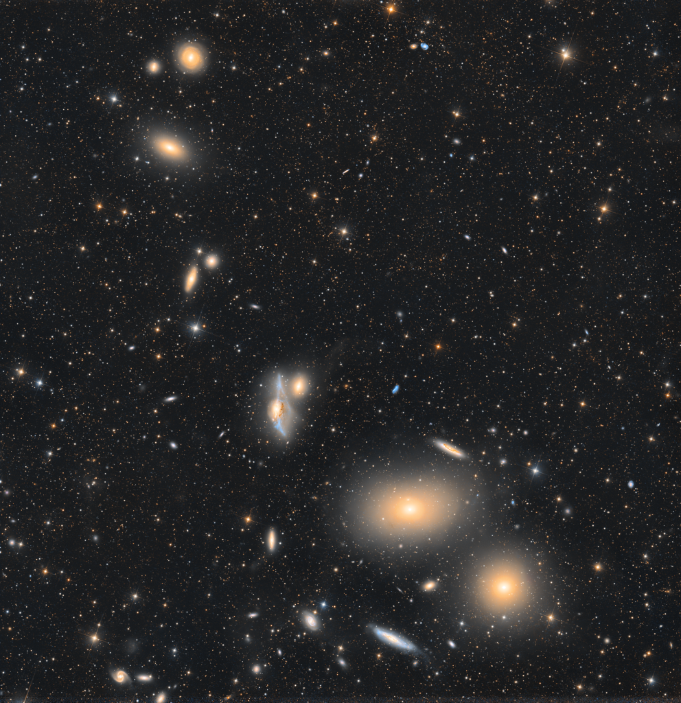 Eine Kette aus Galaxien verläuft diagonal durchs Bild - von rechts unten nach links oben. Sie wird Markarjans Kette genannt, zu der auch Markarjans Augen gehört.
