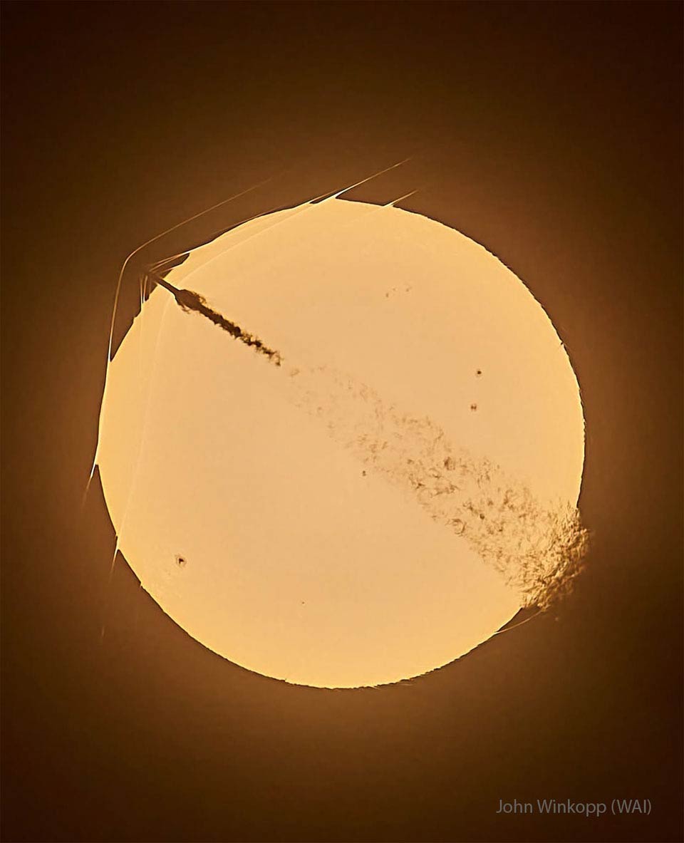 Die Sonne hat ein paar Flecken. Davor rauscht eine Rakete vorbei. Sie ist so rasend schnell, dass sie die Schallmauer durchbricht. Vorne schiebt sie mehrere Bugwellen vor sich her, hinten kräuselt die Abgasschwade die Sonnenscheibe.
