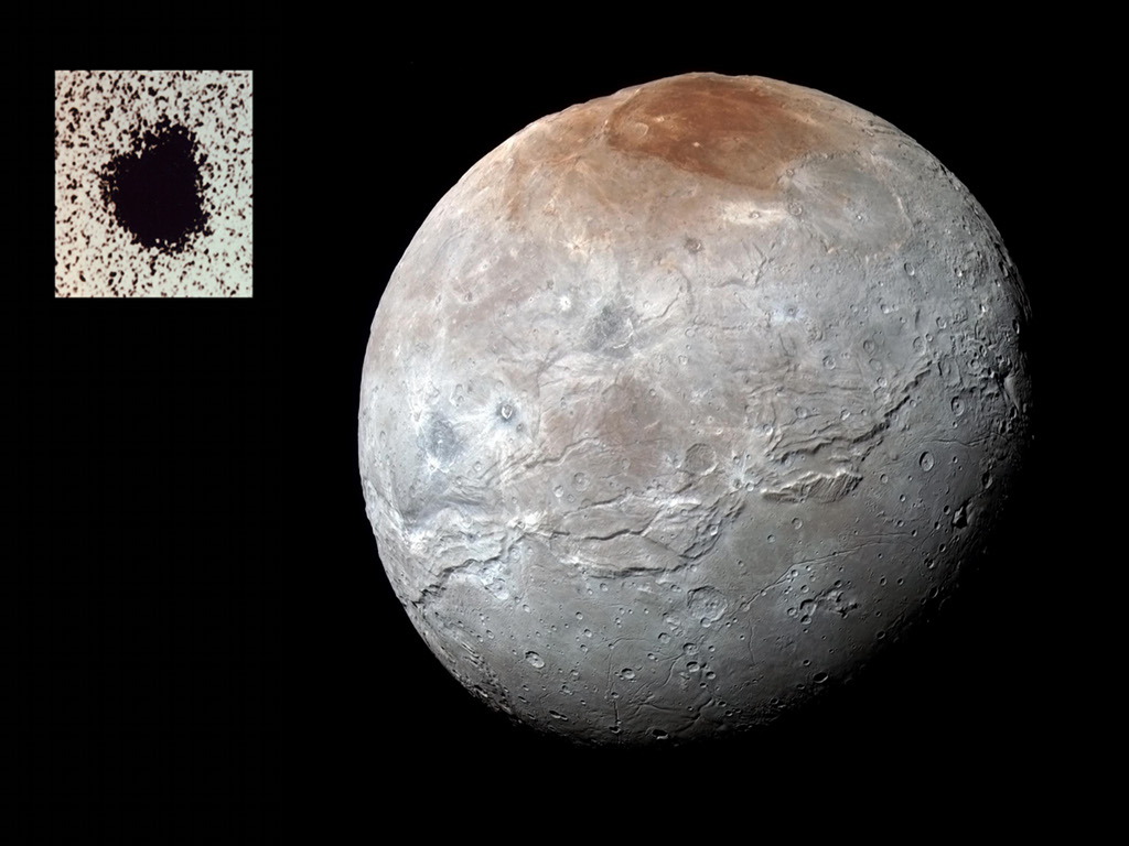 Der graue, gefurchte Mond Charon hat eine bräunliche Polkappe. Er füllt fast das ganze Bild. Links oben ist ein kleineres, sehr körniges Bild mit einem ausgebeulten schwarzen Fleck eingeschoben.